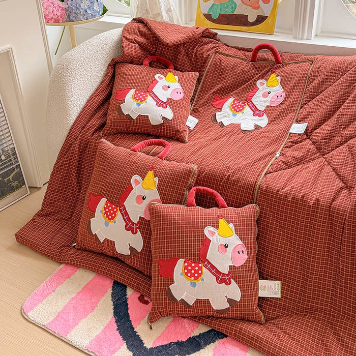 91家纺网 家纺一手货源 找家纺 古本家居 2026新款全棉鸿运马抱枕被系列 全棉鸿运马红格