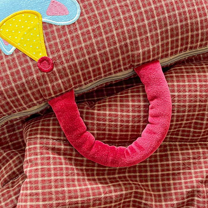 91家纺网 家纺一手货源 找家纺 古本家居 2026新款全棉鸿运马抱枕被系列 全棉鸿运马红格