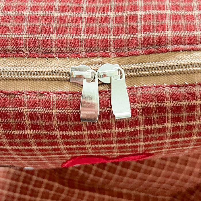 91家纺网 家纺一手货源 找家纺 古本家居 2026新款全棉鸿运马抱枕被系列 全棉鸿运马红格