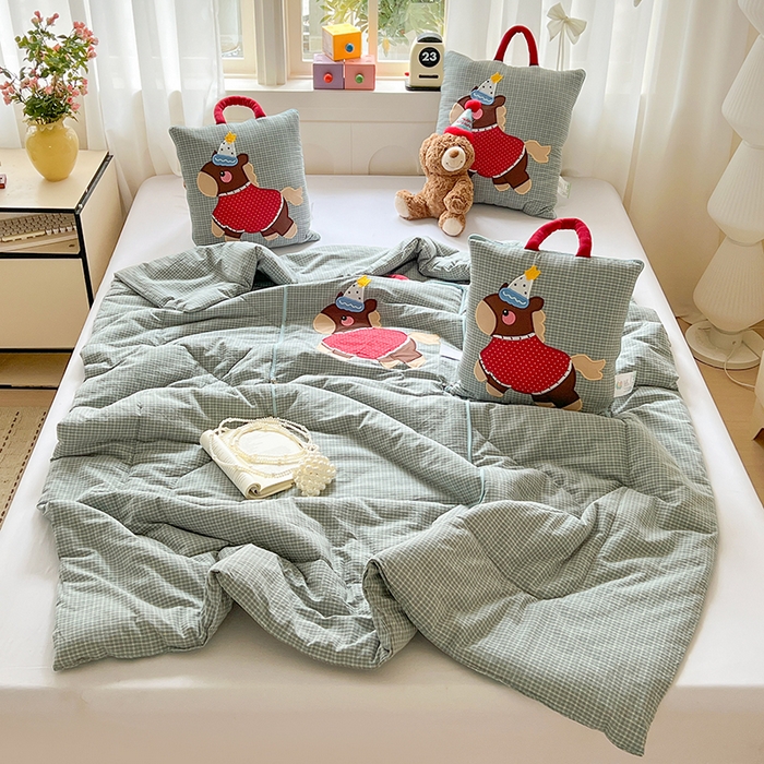 91家纺网 家纺一手货源 找家纺 古本家居 2026新款全棉鸿运马抱枕被系列 全棉鸿运马蓝格