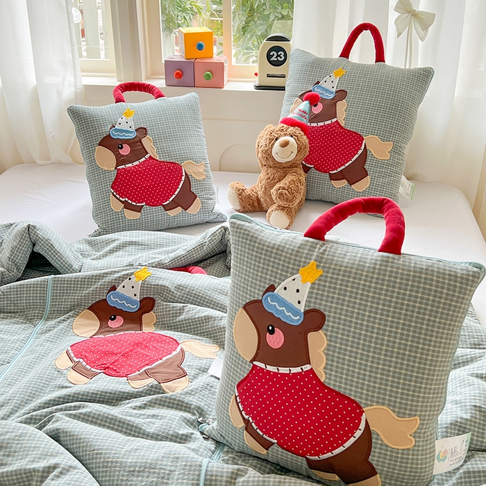 91家纺网 家纺一手货源 找家纺 古本家居 2026新款全棉鸿运马抱枕被系列 全棉鸿运马蓝格