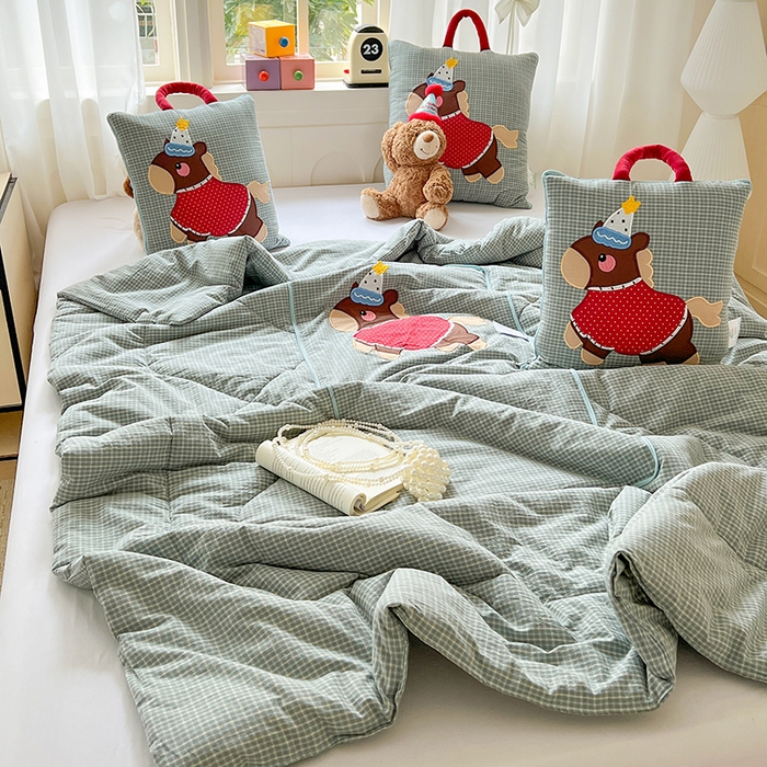 91家纺网 家纺一手货源 找家纺 古本家居 2026新款全棉鸿运马抱枕被系列 全棉鸿运马蓝格