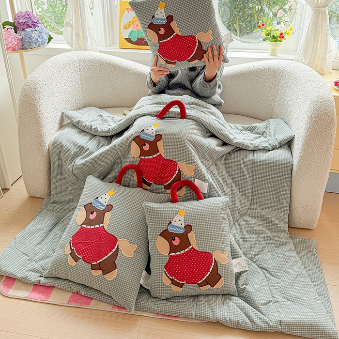 91家纺网 家纺一手货源 找家纺 古本家居 2026新款全棉鸿运马抱枕被系列 全棉鸿运马蓝格