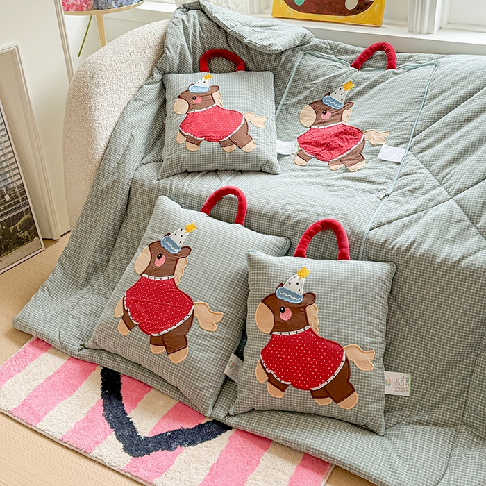 91家纺网 家纺一手货源 找家纺 古本家居 2026新款全棉鸿运马抱枕被系列 全棉鸿运马蓝格