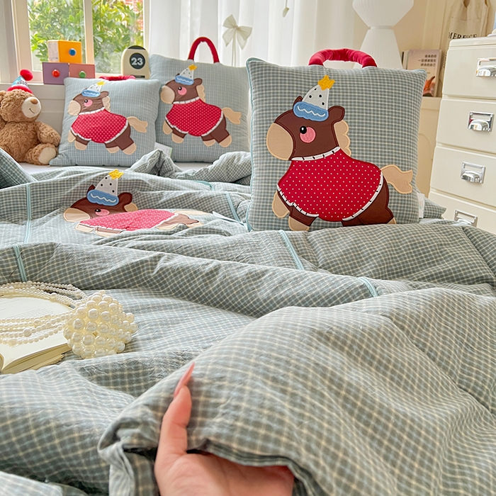 91家纺网 家纺一手货源 找家纺 古本家居 2026新款全棉鸿运马抱枕被系列 全棉鸿运马蓝格