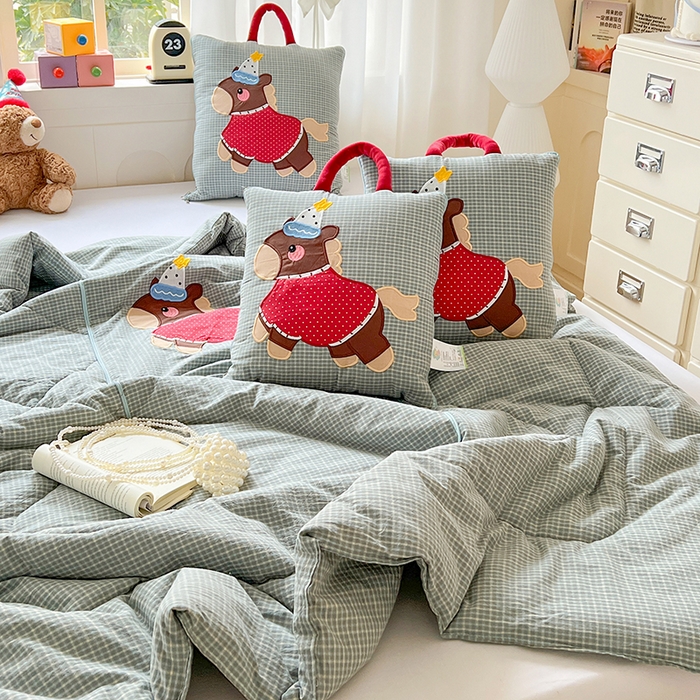 91家纺网 家纺一手货源 找家纺 古本家居 2026新款全棉鸿运马抱枕被系列 全棉鸿运马蓝格