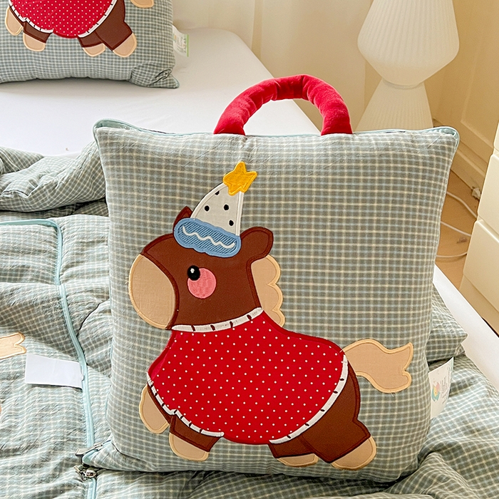 91家纺网 家纺一手货源 找家纺 古本家居 2026新款全棉鸿运马抱枕被系列 全棉鸿运马蓝格