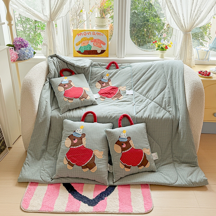 91家纺网 家纺一手货源 找家纺 古本家居 2026新款全棉鸿运马抱枕被系列 全棉鸿运马蓝格