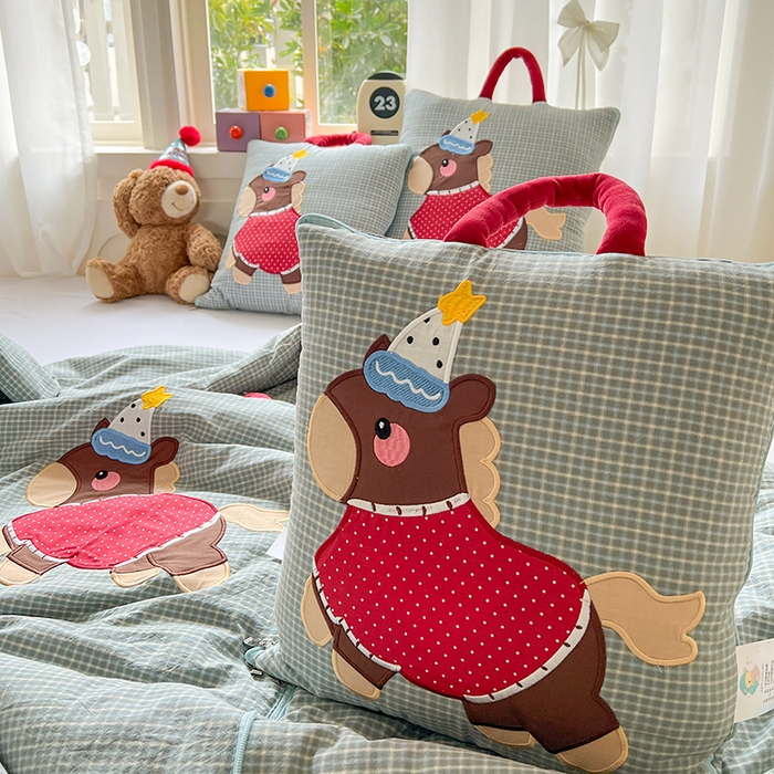 91家纺网 家纺一手货源 找家纺 古本家居 2026新款全棉鸿运马抱枕被系列 全棉鸿运马蓝格