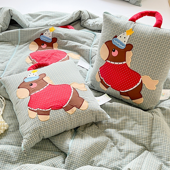 91家纺网 家纺一手货源 找家纺 古本家居 2026新款全棉鸿运马抱枕被系列 全棉鸿运马蓝格