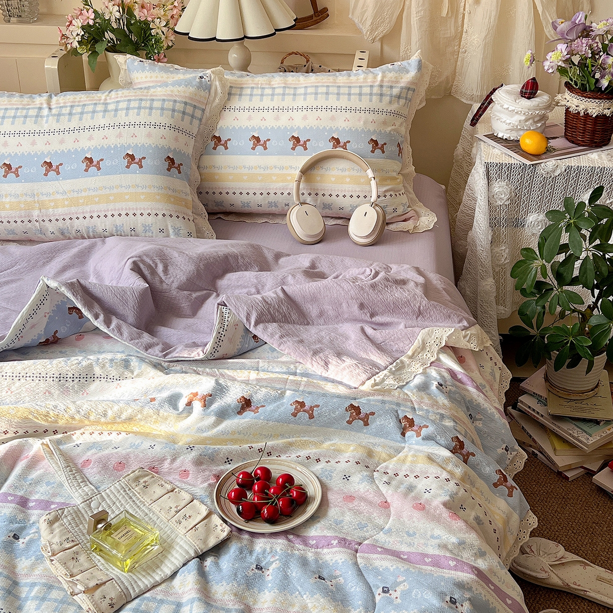 91家纺网 家纺一手货源 找家纺 一比一家纺 2026新款彩色花边木棉皱皱纱夏被四件套 小马驹