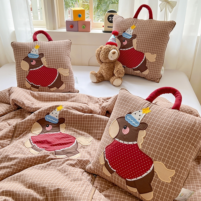 91家纺网 家纺一手货源 找家纺 古本家居 2026新款全棉鸿运马抱枕被系列 全棉鸿运马咖格