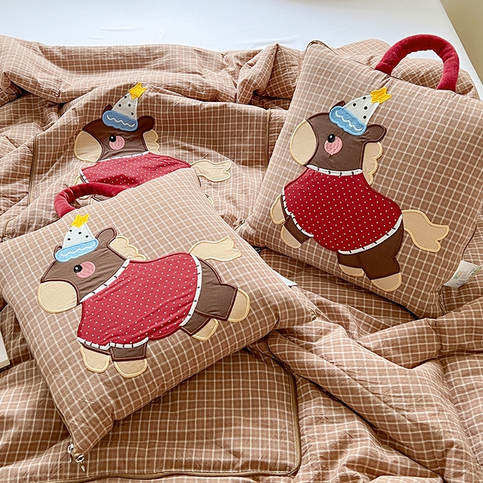 91家纺网 家纺一手货源 找家纺 古本家居 2026新款全棉鸿运马抱枕被系列 全棉鸿运马咖格