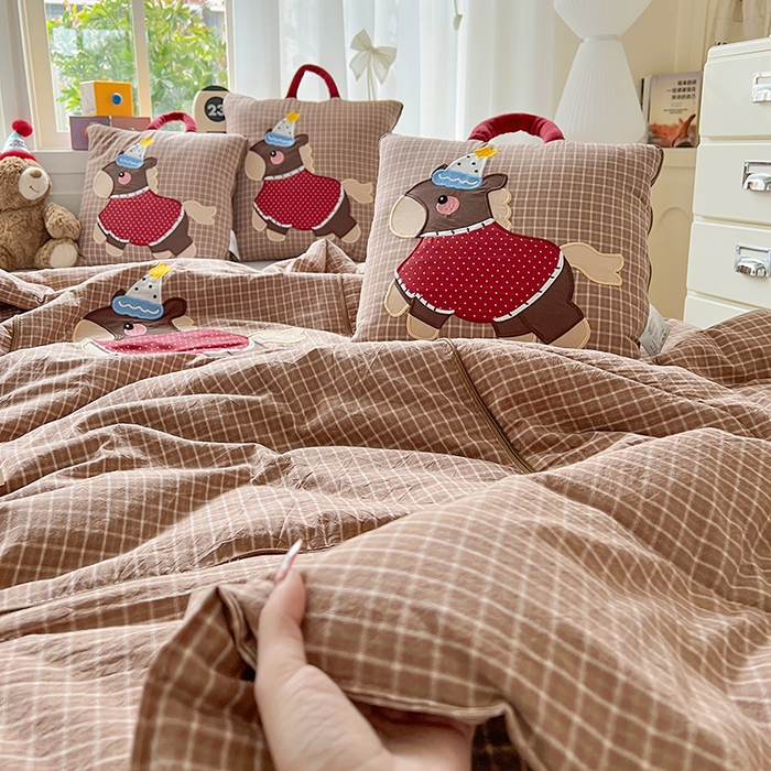 91家纺网 家纺一手货源 找家纺 古本家居 2026新款全棉鸿运马抱枕被系列 全棉鸿运马咖格