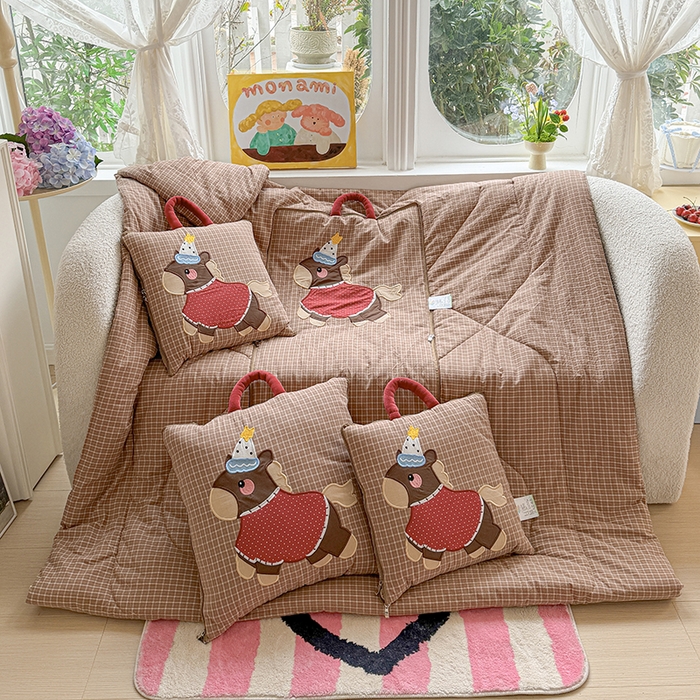 91家纺网 家纺一手货源 找家纺 古本家居 2026新款全棉鸿运马抱枕被系列 全棉鸿运马咖格