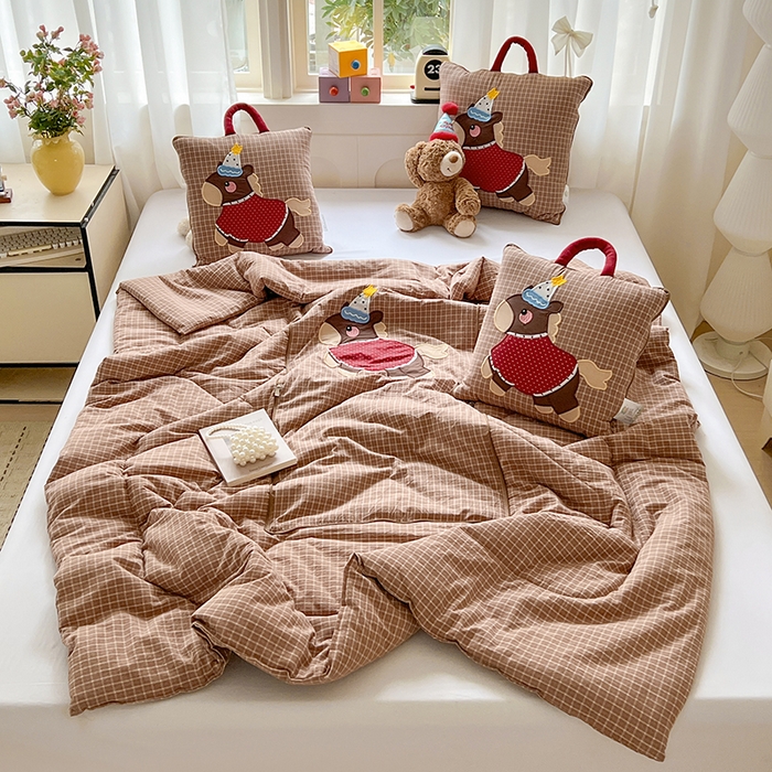 91家纺网 家纺一手货源 找家纺 古本家居 2026新款全棉鸿运马抱枕被系列 全棉鸿运马咖格