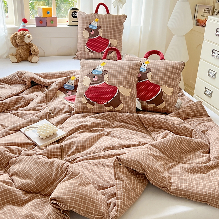 91家纺网 家纺一手货源 找家纺 古本家居 2026新款全棉鸿运马抱枕被系列 全棉鸿运马咖格