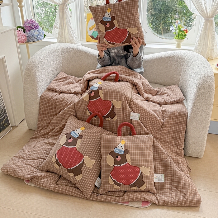 91家纺网 家纺一手货源 找家纺 古本家居 2026新款全棉鸿运马抱枕被系列 全棉鸿运马咖格