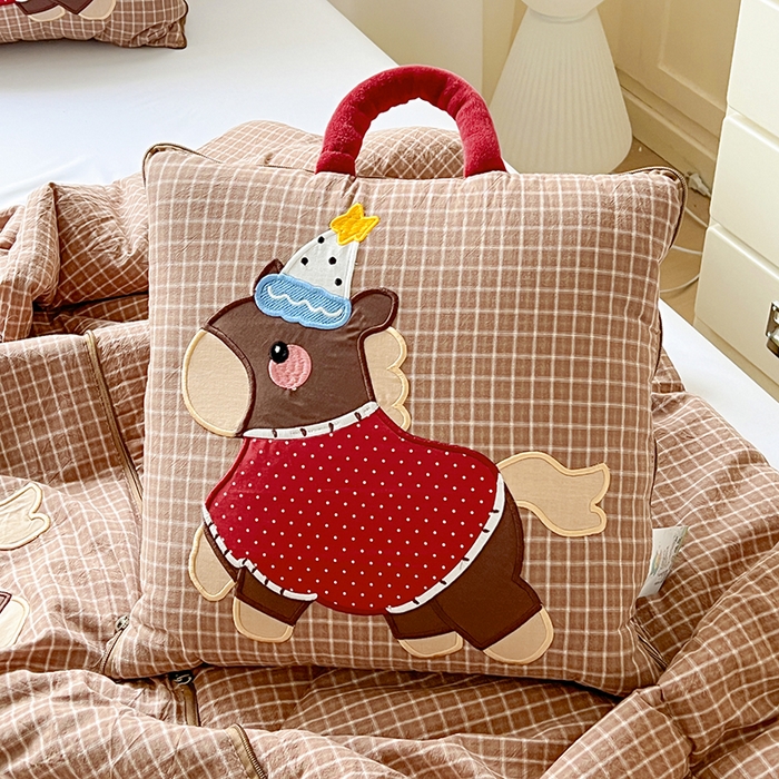 91家纺网 家纺一手货源 找家纺 古本家居 2026新款全棉鸿运马抱枕被系列 全棉鸿运马咖格