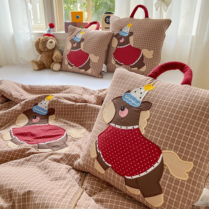 91家纺网 家纺一手货源 找家纺 古本家居 2026新款全棉鸿运马抱枕被系列 全棉鸿运马咖格