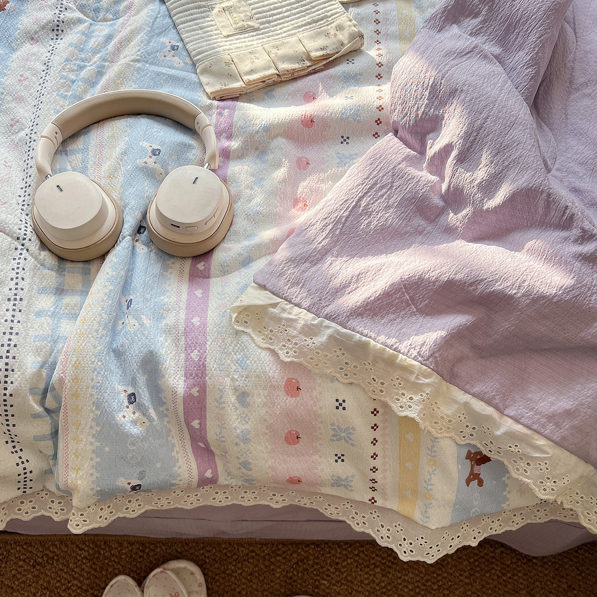 91家纺网 家纺一手货源 找家纺 一比一家纺 2026新款彩色花边木棉皱皱纱夏被四件套 小马驹