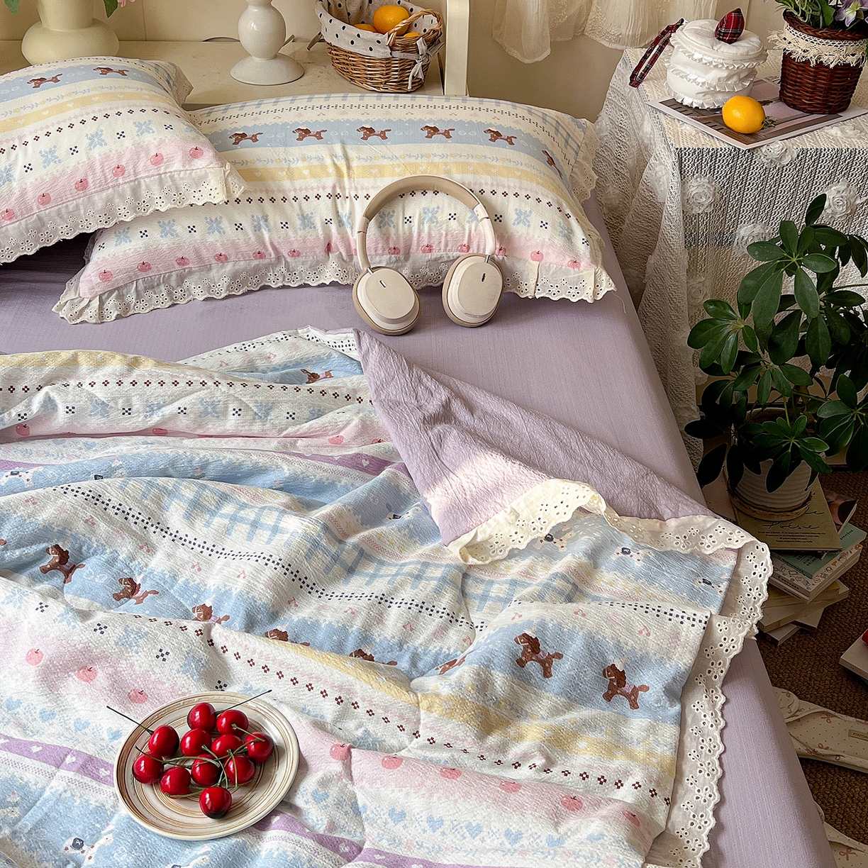 91家纺网 家纺一手货源 找家纺 一比一家纺 2026新款彩色花边木棉皱皱纱夏被四件套 小马驹