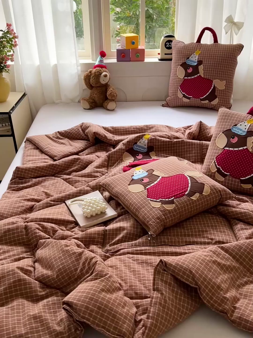 91家纺网 家纺一手货源 找家纺 古本家居 2026新款全棉鸿运马抱枕被系列 全棉鸿运马咖格