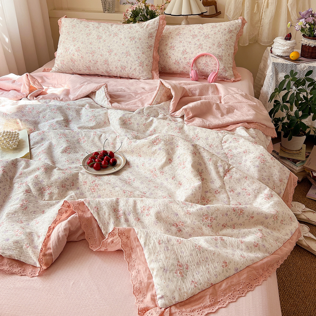 91家纺网 家纺一手货源 找家纺 一比一家纺 2026新款彩色花边木棉皱皱纱夏被四件套 樱花季