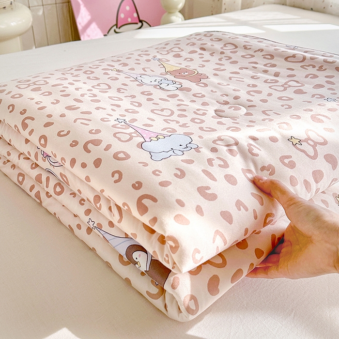 91家纺网 家纺一手货源 找家纺 萌飞  2026年新款A类针织棉嘟嘟被夏被春秋被空调被儿童学生被子被芯 星星豹纹咖