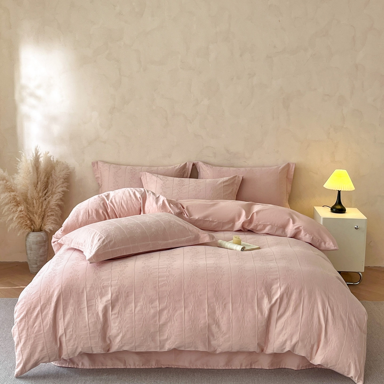 91家纺网 家纺一手货源 找家纺 火麒麟家纺 2026新款A类全棉纯棉水洗立体浮雕提花纯棉四件套 浪漫情缘（唯美粉）