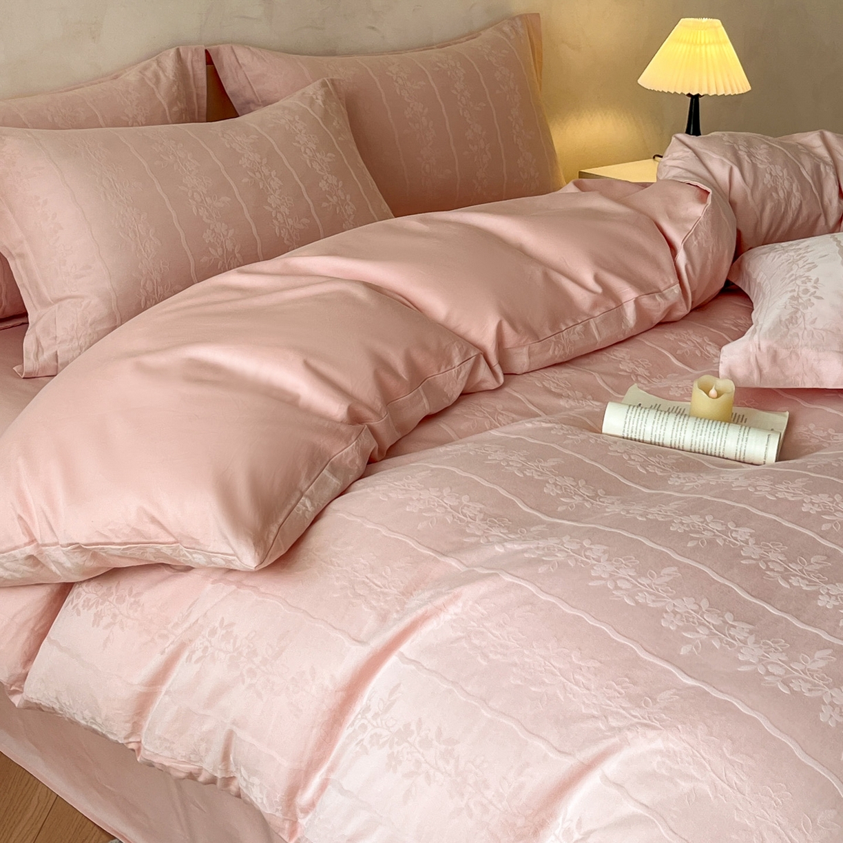 91家纺网 家纺一手货源 找家纺 火麒麟家纺 2026新款A类全棉纯棉水洗立体浮雕提花纯棉四件套 浪漫情缘（唯美粉）