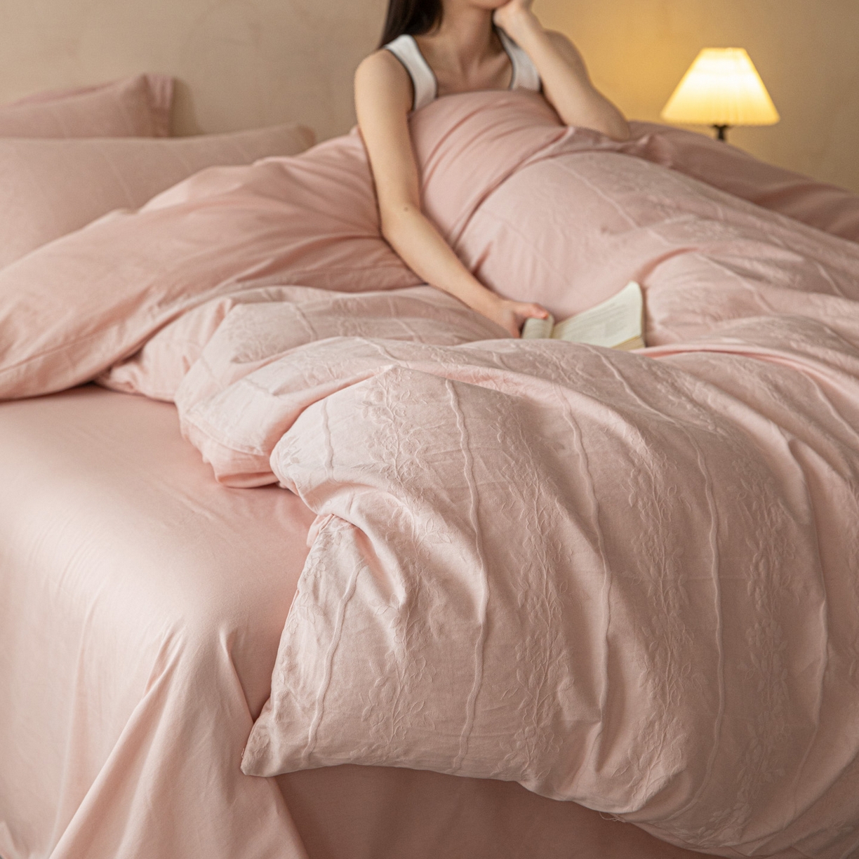 91家纺网 家纺一手货源 找家纺 火麒麟家纺 2026新款A类全棉纯棉水洗立体浮雕提花纯棉四件套 浪漫情缘（唯美粉）