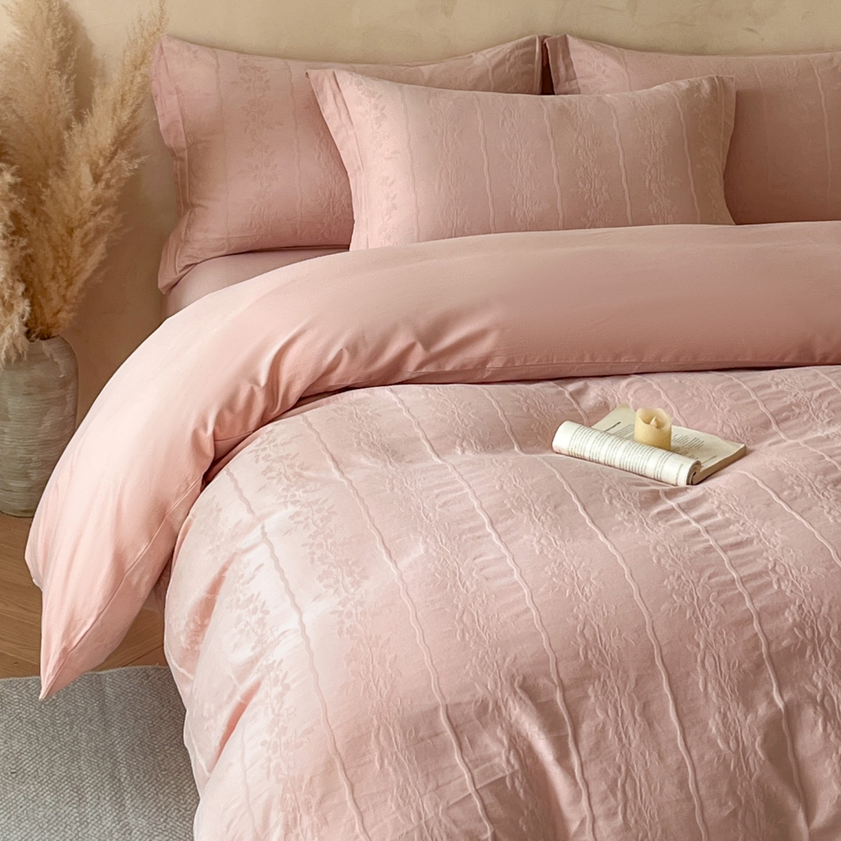 91家纺网 家纺一手货源 找家纺 火麒麟家纺 2026新款A类全棉纯棉水洗立体浮雕提花纯棉四件套 浪漫情缘（唯美粉）