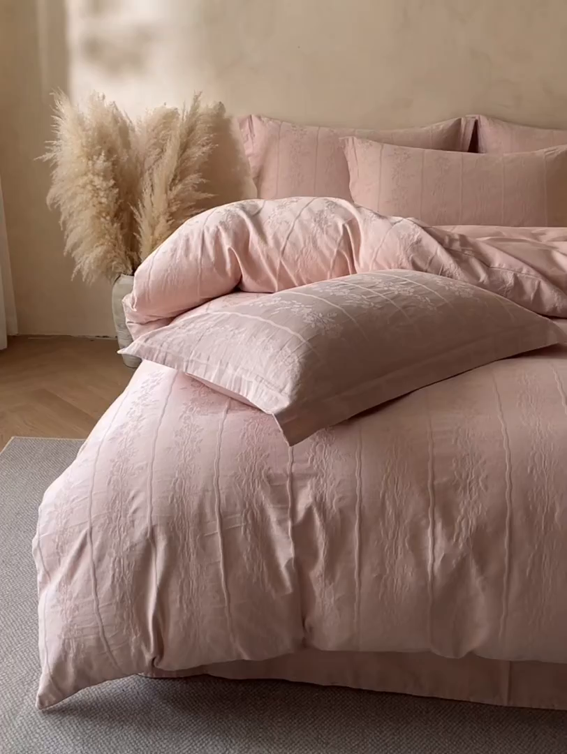 91家纺网 家纺一手货源 找家纺 火麒麟家纺 2026新款A类全棉纯棉水洗立体浮雕提花纯棉四件套 浪漫情缘（唯美粉）