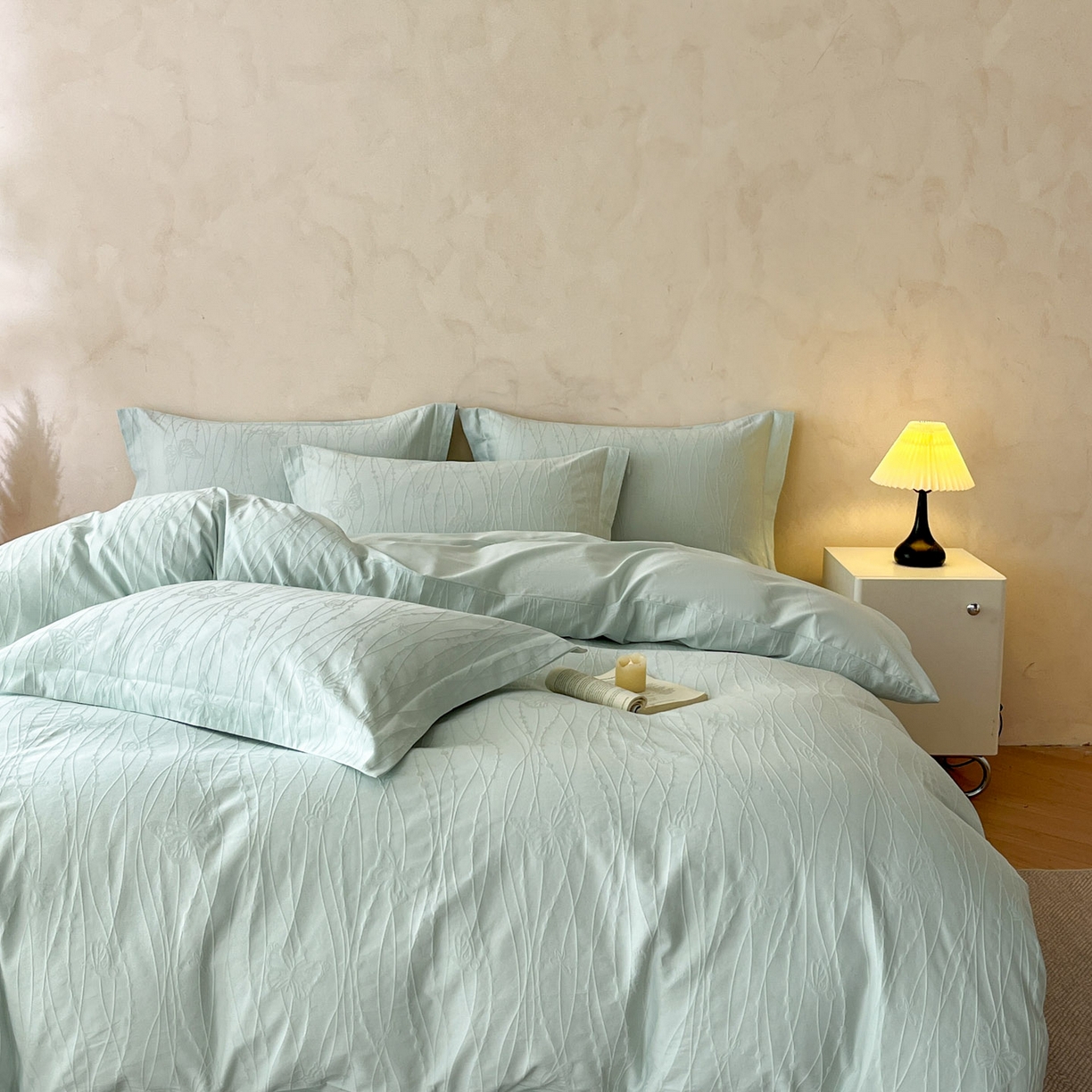 91家纺网 家纺一手货源 找家纺 火麒麟家纺 2026新款A类全棉纯棉水洗立体浮雕提花纯棉四件套 蝶梦（湖水绿）