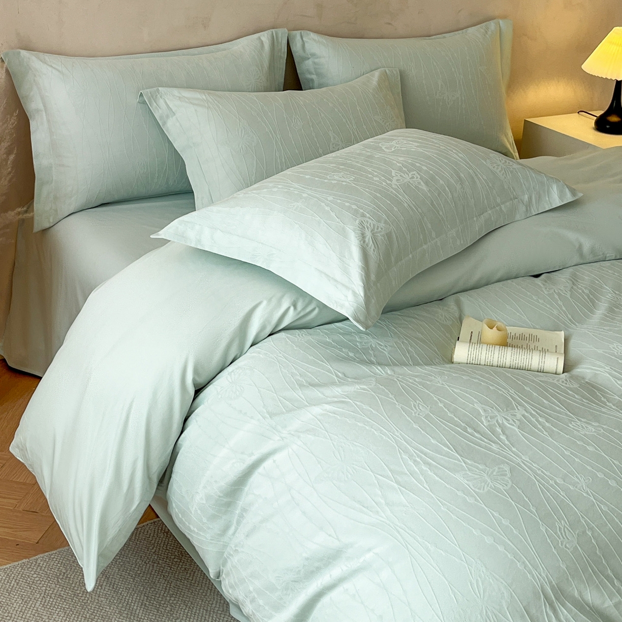 91家纺网 家纺一手货源 找家纺 火麒麟家纺 2026新款A类全棉纯棉水洗立体浮雕提花纯棉四件套 蝶梦（湖水绿）