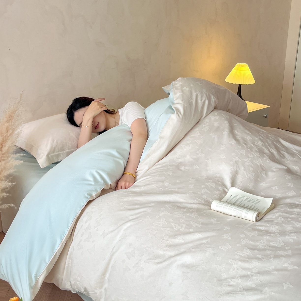 91家纺网 家纺一手货源 找家纺 火麒麟家纺 2026新款A类全棉纯棉水洗立体浮雕提花纯棉四件套 蝶愔之舞（奶昔白）