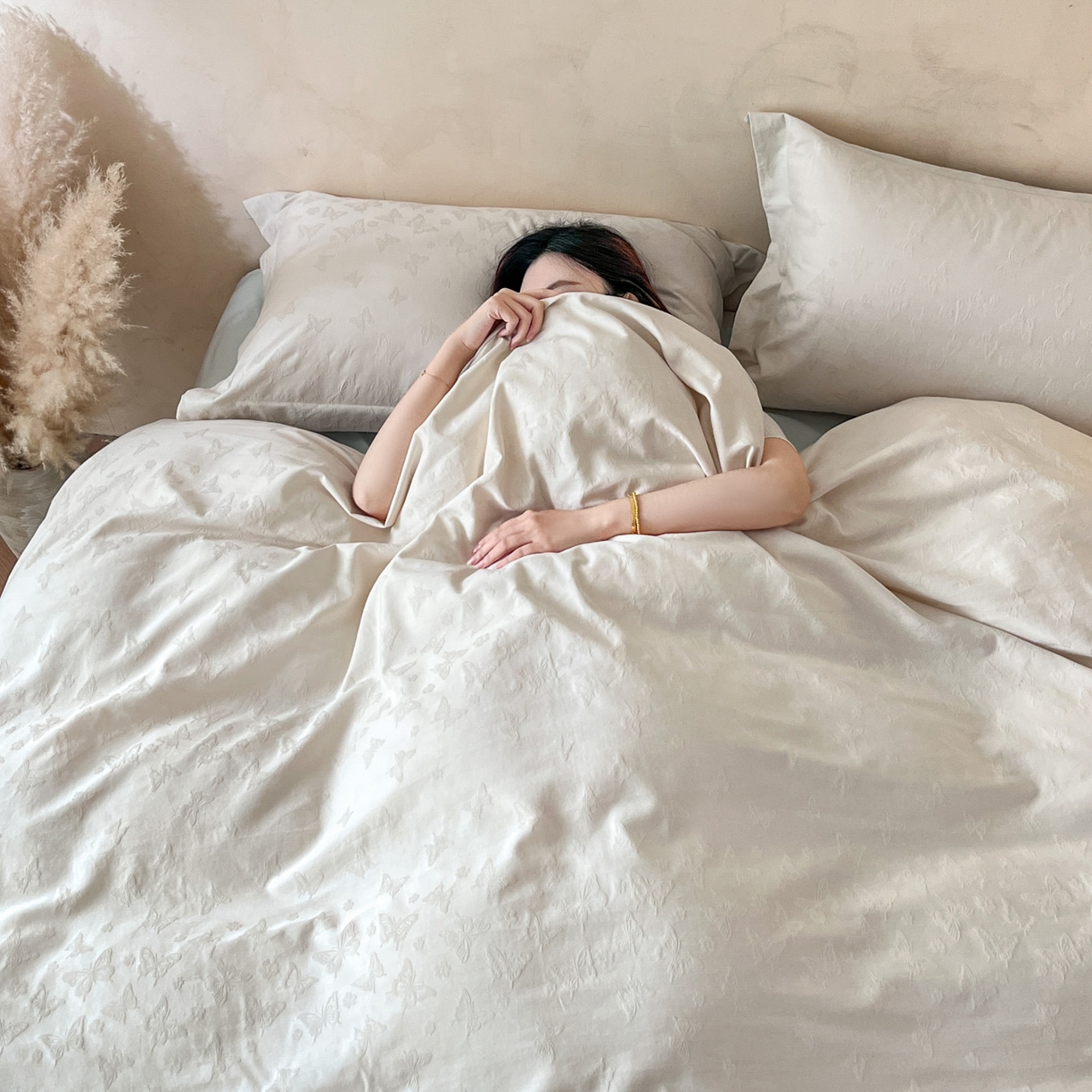 91家纺网 家纺一手货源 找家纺 火麒麟家纺 2026新款A类全棉纯棉水洗立体浮雕提花纯棉四件套 蝶愔之舞（奶昔白）