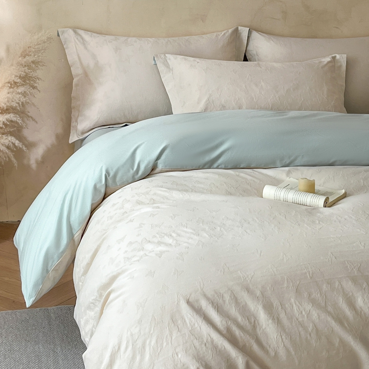 91家纺网 家纺一手货源 找家纺 火麒麟家纺 2026新款A类全棉纯棉水洗立体浮雕提花纯棉四件套 蝶愔之舞（奶昔白）