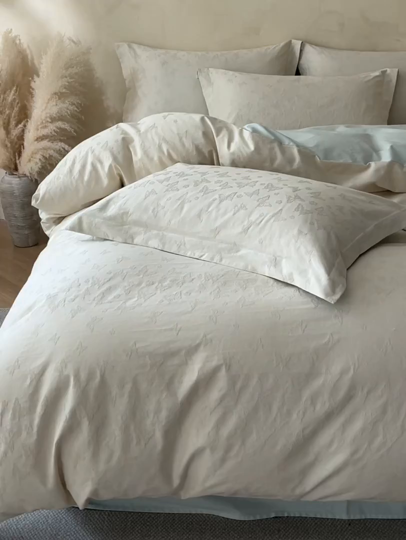 91家纺网 家纺一手货源 找家纺 火麒麟家纺 2026新款A类全棉纯棉水洗立体浮雕提花纯棉四件套 蝶愔之舞（奶昔白）