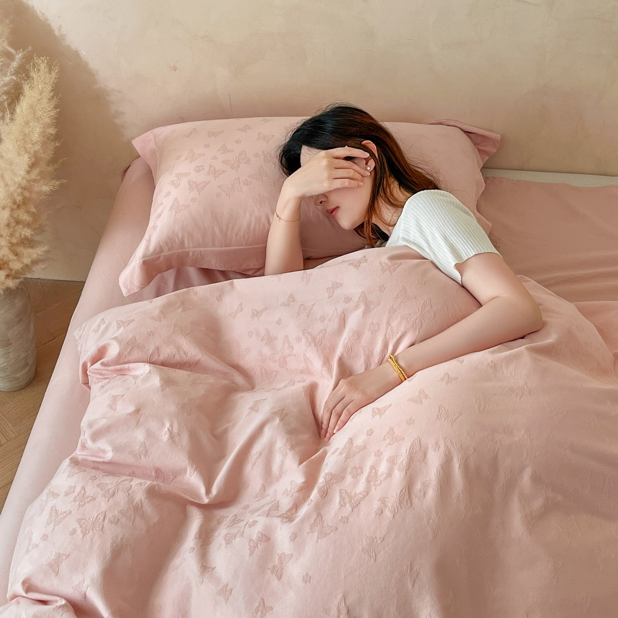 91家纺网 家纺一手货源 找家纺 火麒麟家纺 2026新款A类全棉纯棉水洗立体浮雕提花纯棉四件套 蝶愔之舞（唯美粉）