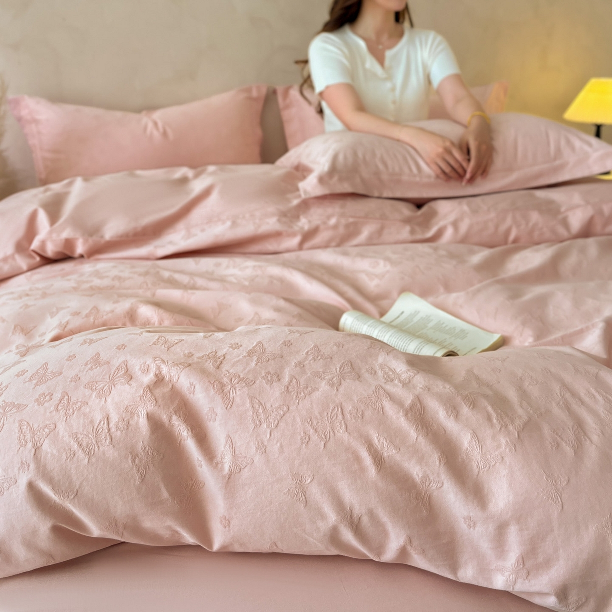 91家纺网 家纺一手货源 找家纺 火麒麟家纺 2026新款A类全棉纯棉水洗立体浮雕提花纯棉四件套 蝶愔之舞（唯美粉）