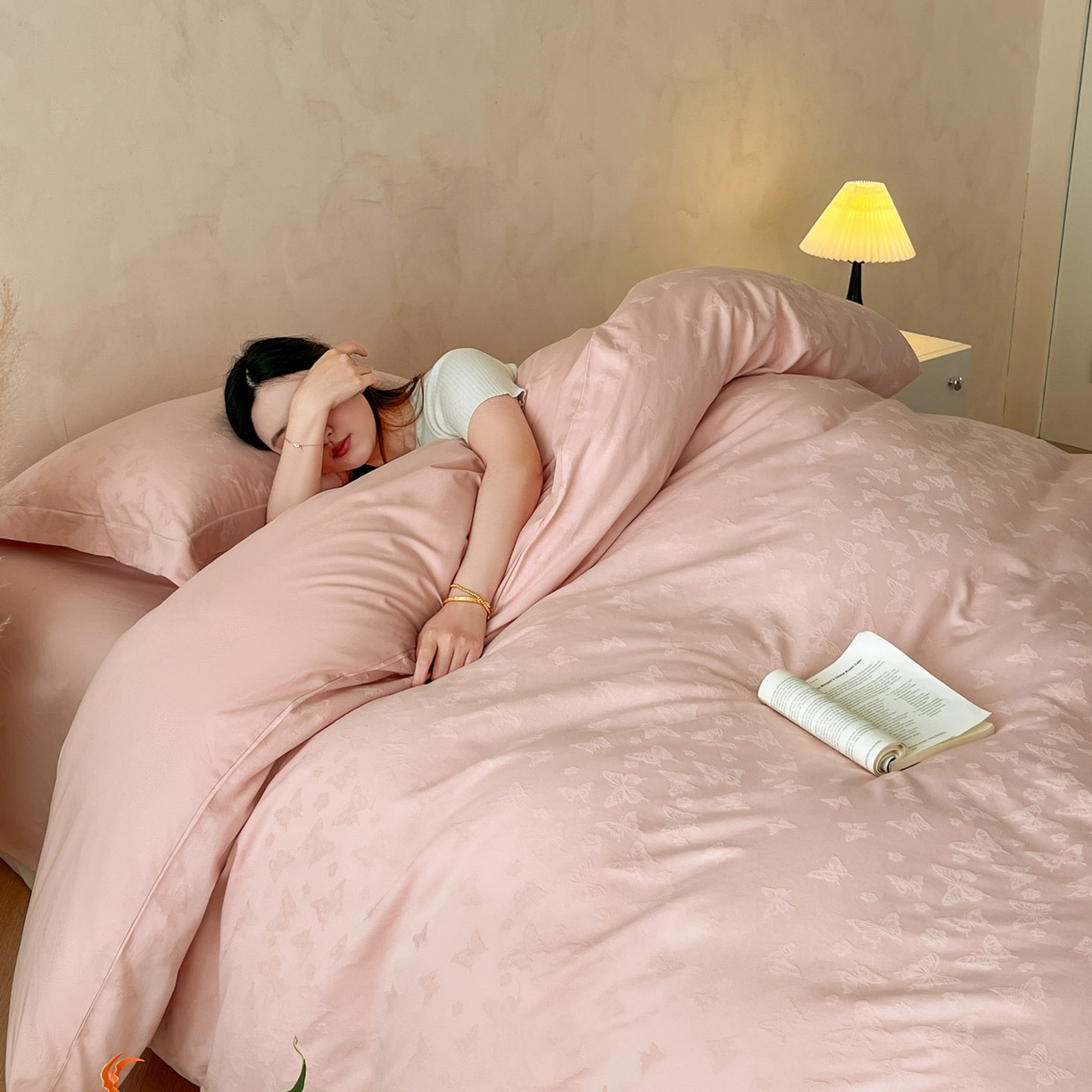 91家纺网 家纺一手货源 找家纺 火麒麟家纺 2026新款A类全棉纯棉水洗立体浮雕提花纯棉四件套 蝶愔之舞（唯美粉）