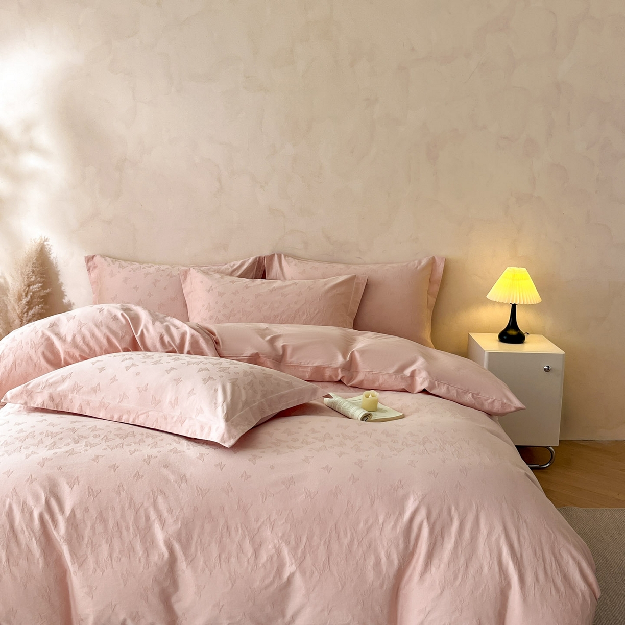 91家纺网 家纺一手货源 找家纺 火麒麟家纺 2026新款A类全棉纯棉水洗立体浮雕提花纯棉四件套 蝶愔之舞（唯美粉）