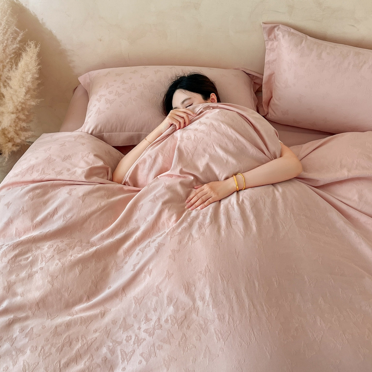 91家纺网 家纺一手货源 找家纺 火麒麟家纺 2026新款A类全棉纯棉水洗立体浮雕提花纯棉四件套 蝶愔之舞（唯美粉）