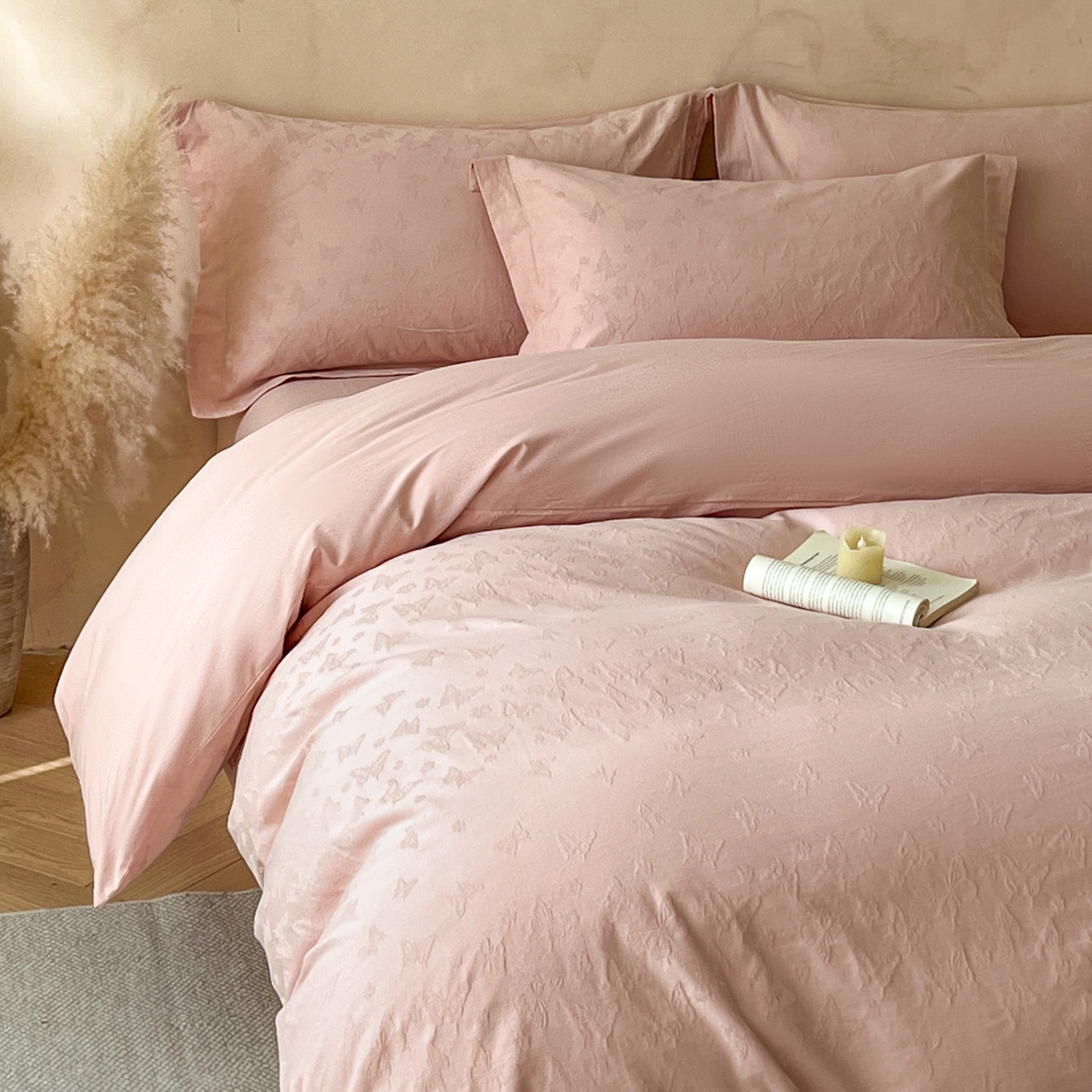 91家纺网 家纺一手货源 找家纺 火麒麟家纺 2026新款A类全棉纯棉水洗立体浮雕提花纯棉四件套 蝶愔之舞（唯美粉）