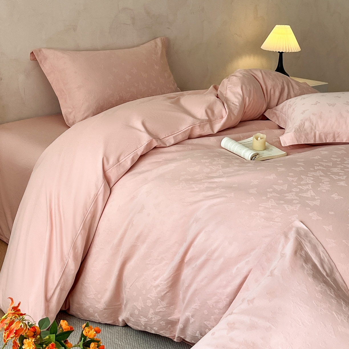 91家纺网 家纺一手货源 找家纺 火麒麟家纺 2026新款A类全棉纯棉水洗立体浮雕提花纯棉四件套 蝶愔之舞（唯美粉）