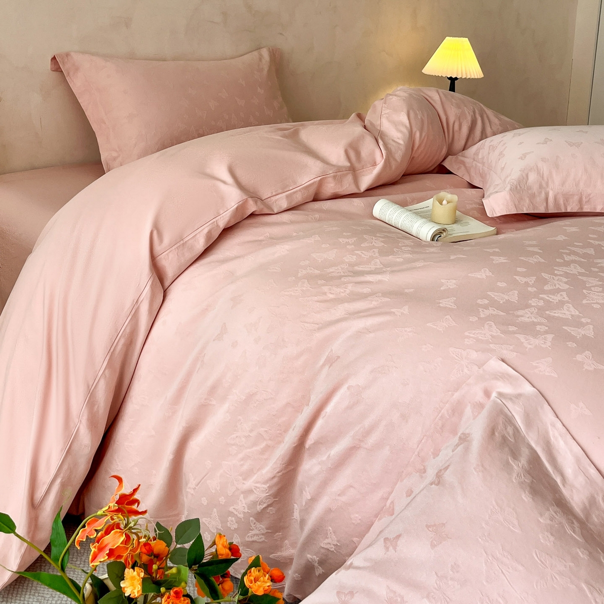 91家纺网 家纺一手货源 找家纺 火麒麟家纺 2026新款A类全棉纯棉水洗立体浮雕提花纯棉四件套 蝶愔之舞（唯美粉）