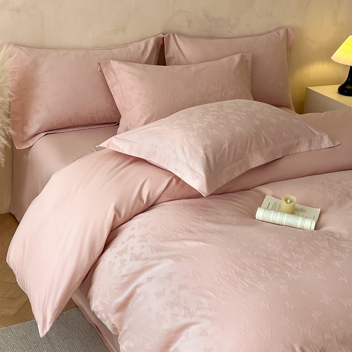 91家纺网 家纺一手货源 找家纺 火麒麟家纺 2026新款A类全棉纯棉水洗立体浮雕提花纯棉四件套 蝶愔之舞（唯美粉）