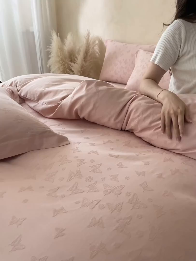 91家纺网 家纺一手货源 找家纺 火麒麟家纺 2026新款A类全棉纯棉水洗立体浮雕提花纯棉四件套 蝶愔之舞（唯美粉）